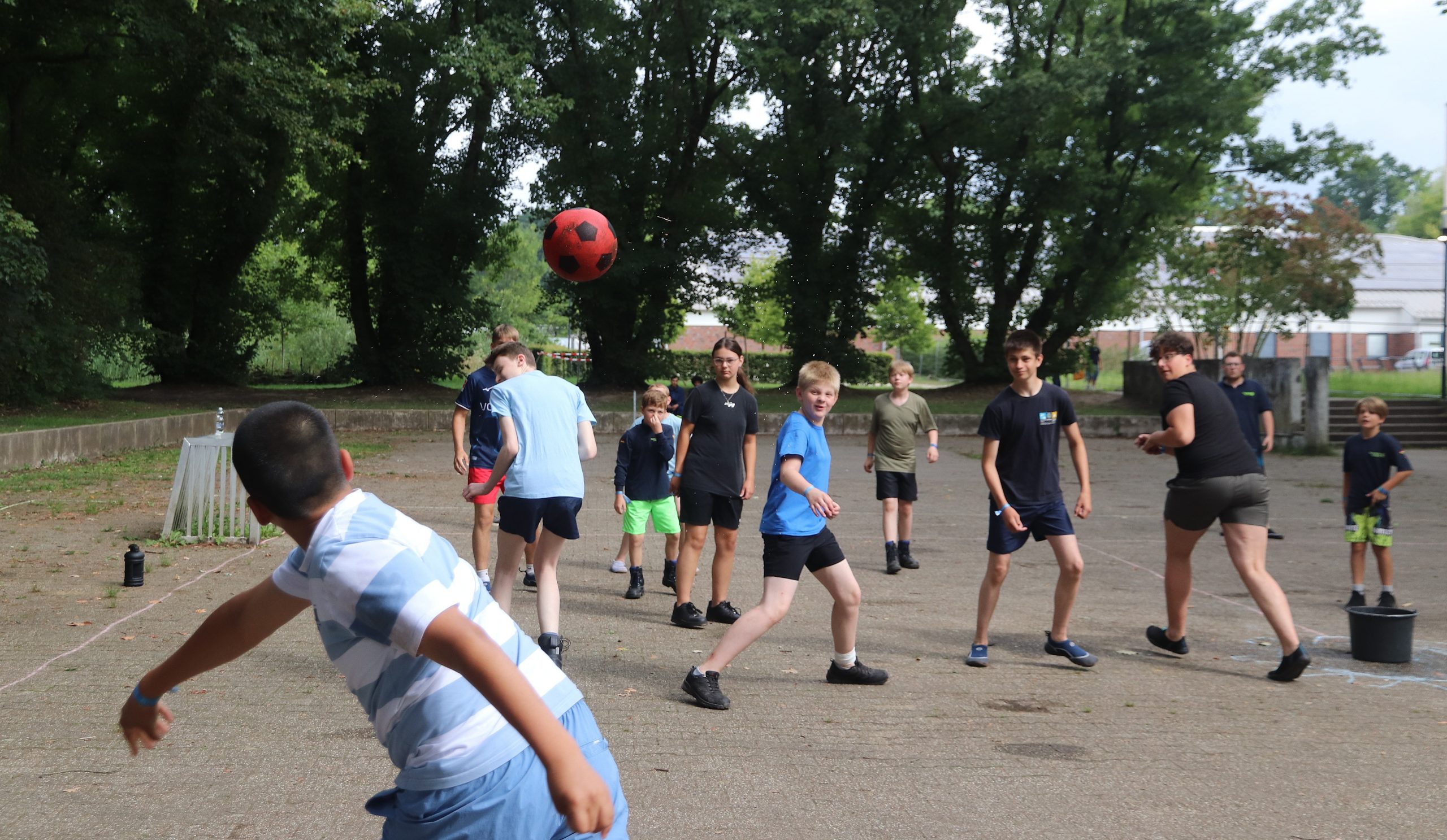 Matschball mit mehreren Jugendgruppen